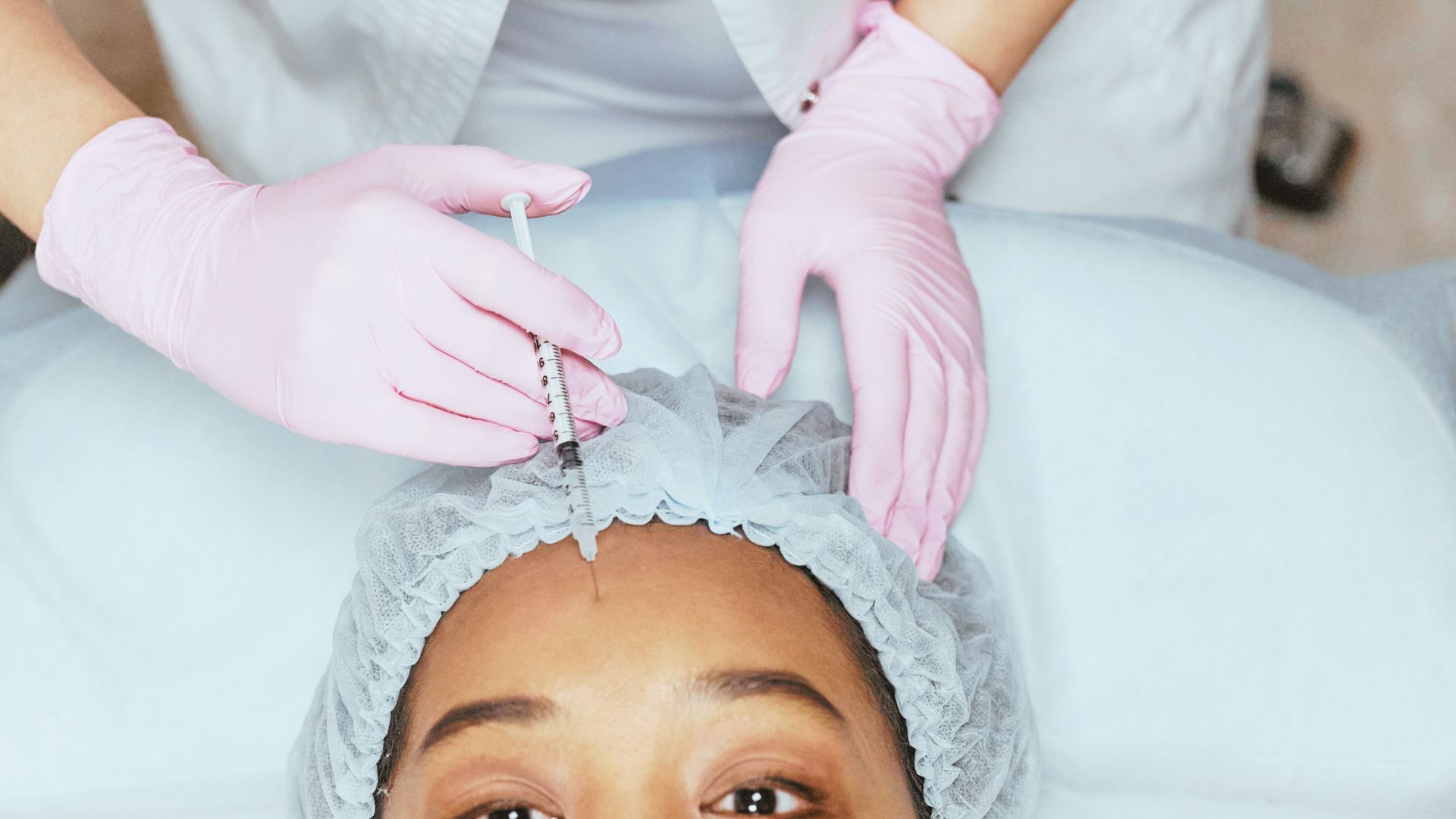 injektion fillers botox i panna injektionsbehandling på kvinna